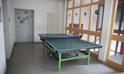 Eingangsbereich mit TIschtennisplatte  | © Caritas München und Oberbayern
