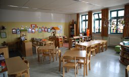 Gemeinschaftsraum mit Tischen und Stühlen | © Caritas München und Oberbayern